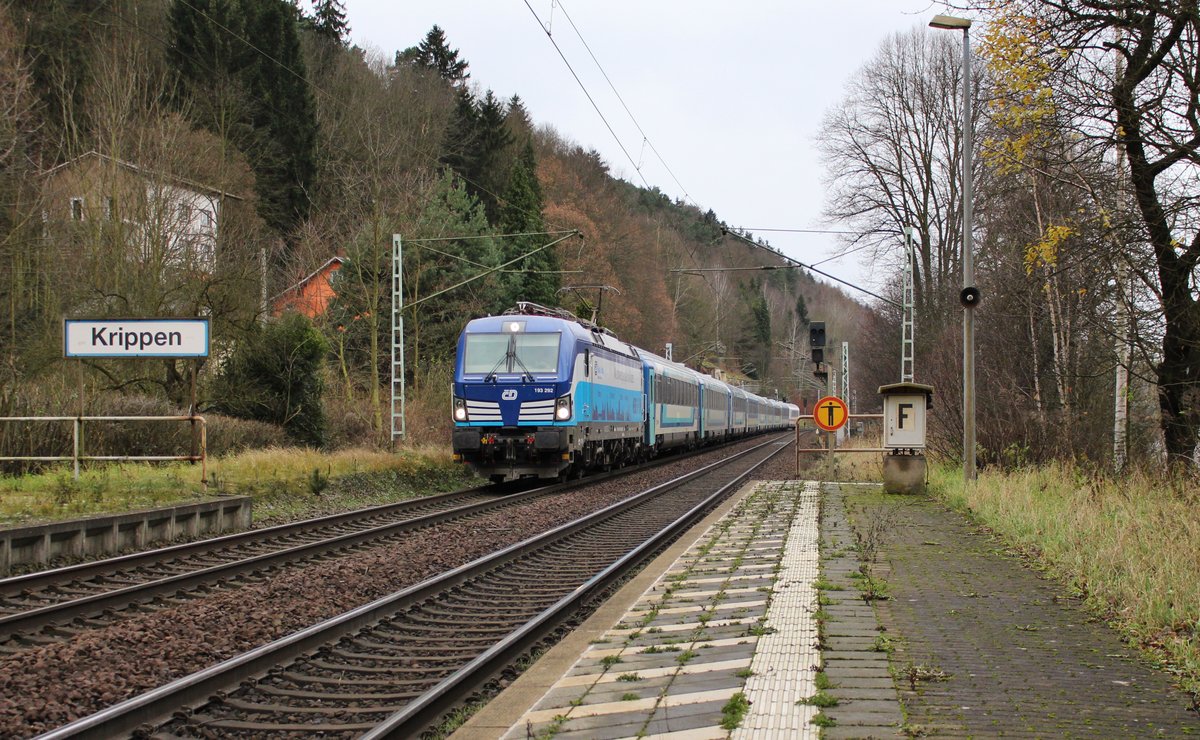 Die Ablösung der Baureihe 371 zwischen Dresden und Prag begann am 09.12.17 dann richtig. Hier ist schon 193 292 mit dem EC 173 in Krippen zu sehen.