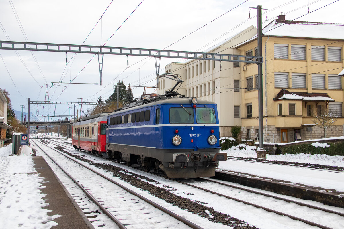 Die Ae 1042 007 zieht den RBDe 567 174 als Extrazug durch Lengnau Richtung Kandersteg. 24.11.2024