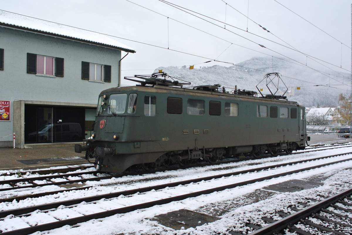 Die Ae 6/6 11501 wartet in Oensingen auf ihre Güterlast. Einst schon ausrangiert, ist sie heute wieder unentbehrlich aus dem täglichen Betrieb, 22.11.2013.