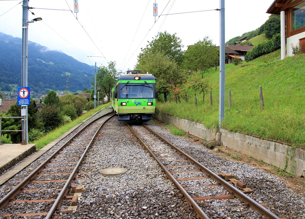 Die Aigle-Ollon-Monthey-Champéry Bahn: Der Doppeltriebwagen 592 von 2001 in Chemex, 18.August 2015. 