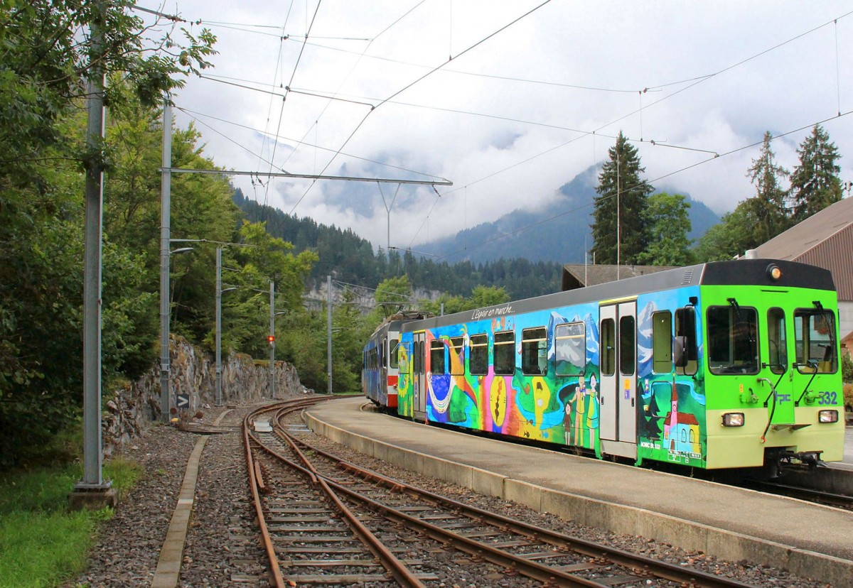 Die Aigle-Ollon-Monthey-Champéry Bahn: Steuerwagen Bt 532 von der anderen Seite mit der Aufschrift  L'espoir en marche  (etwa:  Hoffnung in Fahrt ). Champéry, 18.August 2015. 