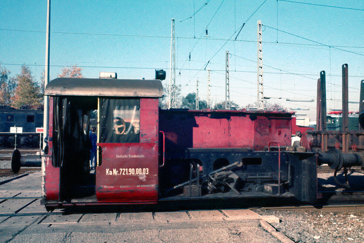 Die Akkukleinlok mit der DB-Nummer 381 011 trug ursprünglich bei der DRB die Nummer Ks. 4909. Später wurde sie im Aw. München-Freimann als  Gerät im internen Verschub  eingesetzt und erhielt dort die Nummer 721.90.00.03.