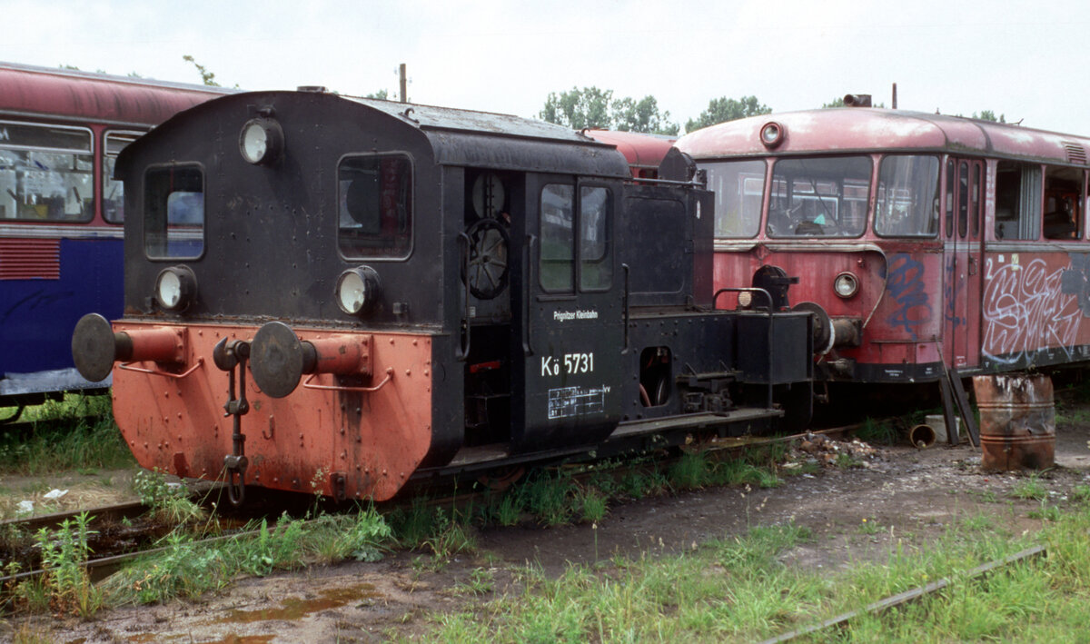 Die auf der Aufnahme vom 21.06.2001 abgebildete   Kö 5731  in Putlitz kam 1934 zunächst an ein Unternehmen als WL10315, bevor sie 1950 an die DR der DDR als Kö 5731 gelangte und 1970 noch einmal in 100 911 umgezeichnet wurde. Heute ist sie im Besitz des  PPEFV  Putlitz.