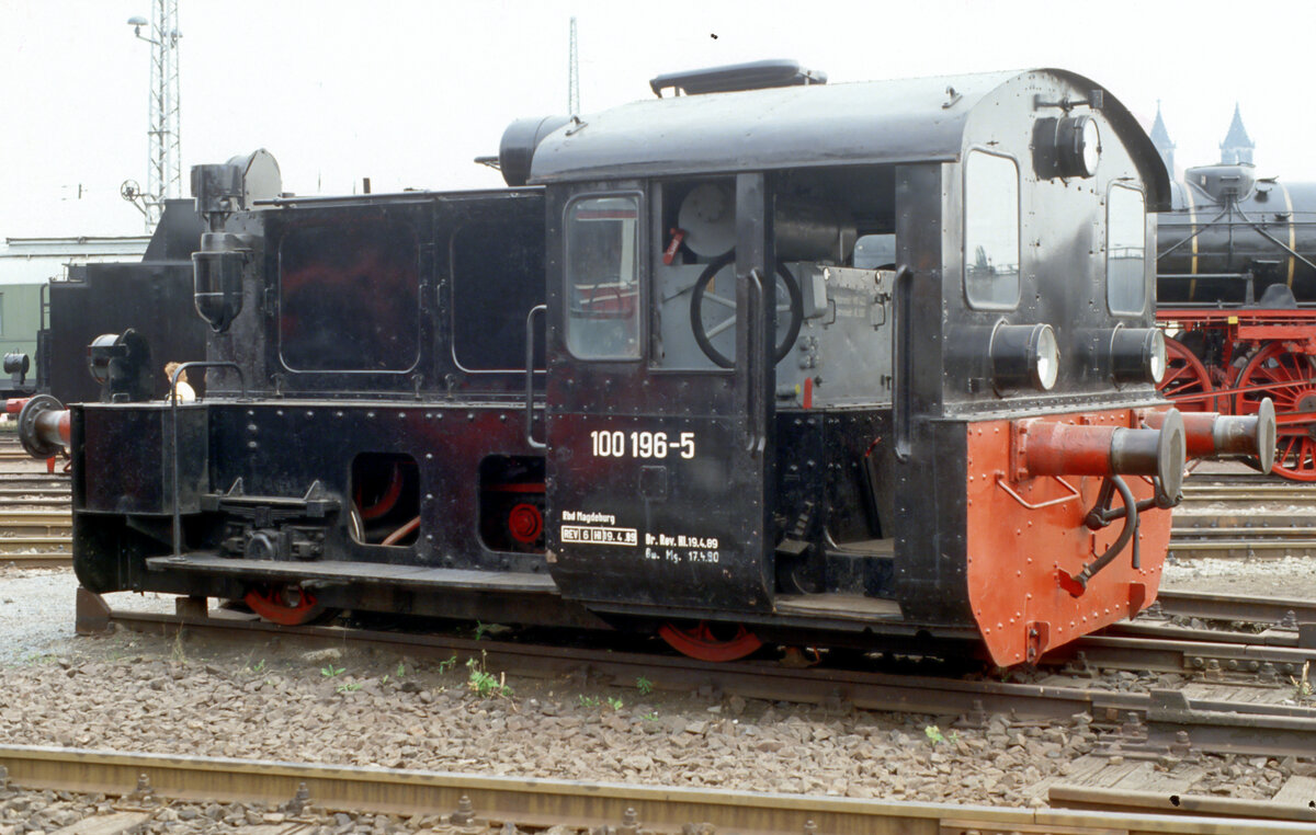 Die auf der Aufnahme vom 28.09.1990 auf einer Fahrzeugausstellung im Bw. Magdeburg Hbf. abegebildete Kleinlok wurde 1934 von Henschel an die DRG mit der Tfz.-Nummer Kbe 4096 geliefert. 1970 erhielt sie dann die Computernummer 100 196.