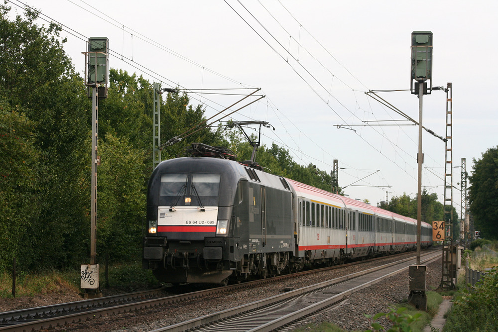 Die Aufnahme von ES 64 U2-099 mit ihrem österreichischen Fernverkehrszug, entstand zwischen den Bahnhöfen Bonn-Bad Godesberg und Bonn Hbf am 2. September 2012.