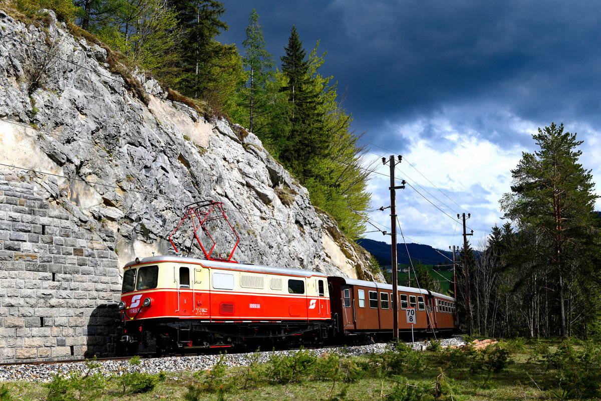 Die aufziehende Schlechtwetterfront sorgte am Nachmittag des 11. Mai 2019 bei der Sonderfahrt auf der Mariazellerbahn für stimmungsvolle Bilder. Kurz hinter Annaberg wurde an einer Felswand ein Halt eingelegt, für wenige Augenblicke wurde dort die in den optischen Zustand vor vierzig Jahren zurückversetzte 1099.14 perfekt von der Sonne ausgeleuchtet.  