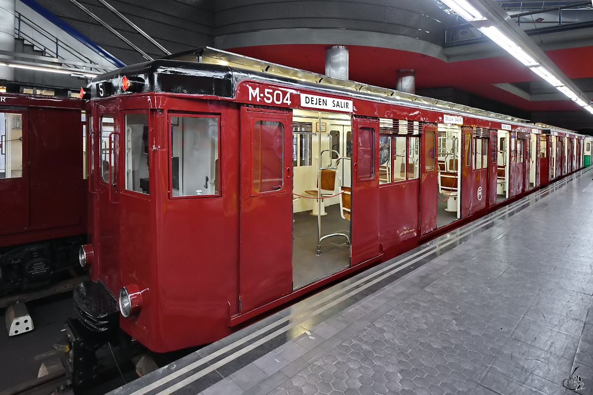 Die aus M-504 und M-505 bestehende Metrozugeinheit  Legazpi  ist Teil der Jubiläumsausstellung  100 Jahre Metro Madrid  im Bahnhof Madrid-Chamartin. (November 2022)