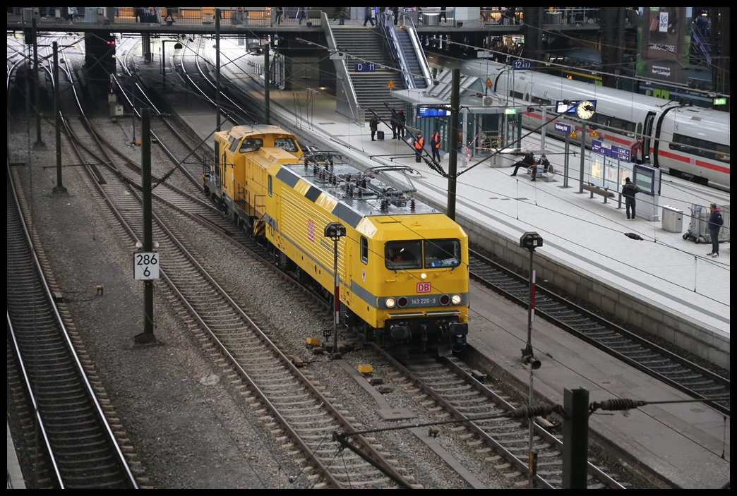 Die Bahnbau Gruppe kam am 27.11.2024 um 10.18 Uhr mit zwei Lokomotiven durch den Hauptbahnhof in Hamburg. Dabei hatte die 143226-9 die Diesellok 293011-3 im Schlepp.