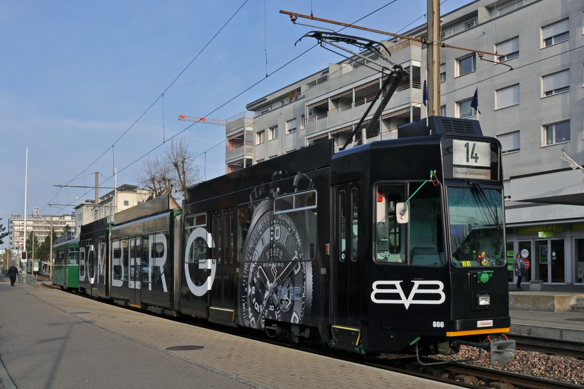 Die Basel World 14 naht. Der Be 4/6S 666 macht seit dem 03.03.2014 Werbung für BOMBERG Uhren. Hier ist der Wagen an der Endstation in Pratteln. Die Aufnahme stammt vom 25.03.2014.