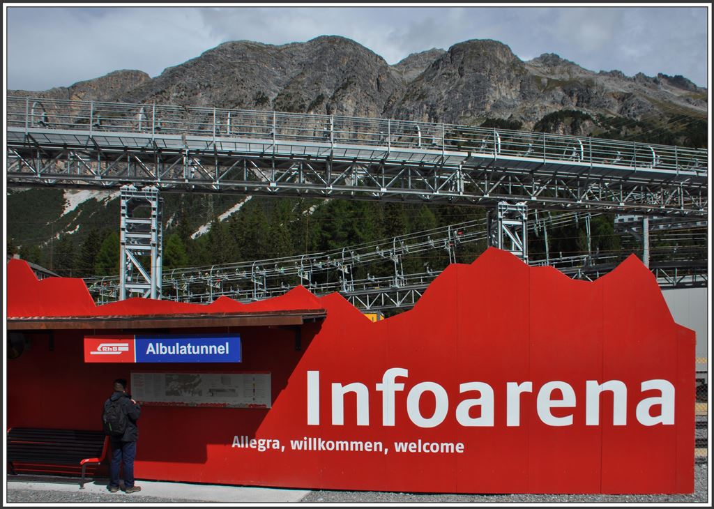 Die Bauarbeiten am Albulatunnel II (5860m) haben begonnen. In der Station Preda gibt es eine Infoarena, wo der Besucher die gewünschten Informationen abholen kann. (15.09.2015)