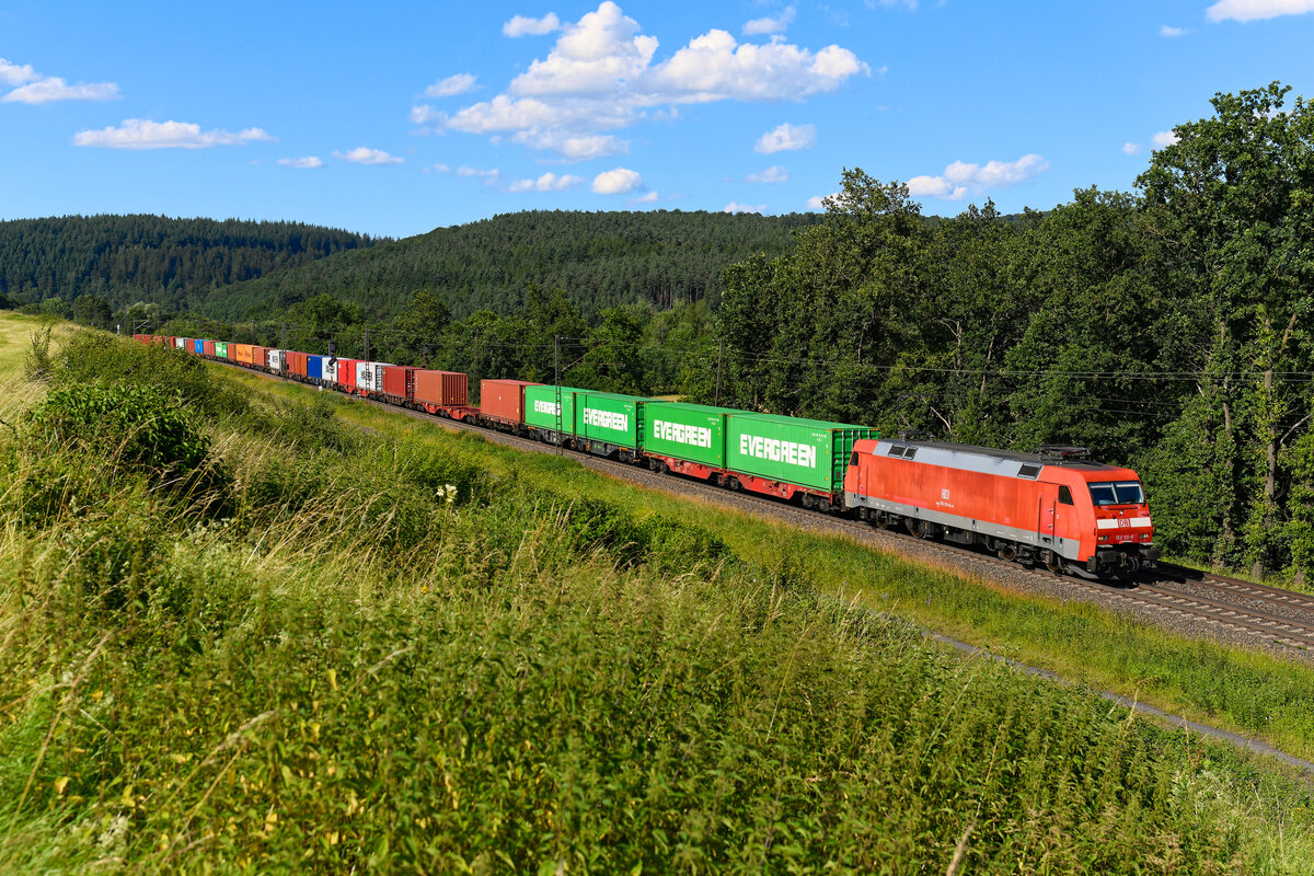 Die Baureihe 152 versieht seit bald drei Jahrzehnten unermüdlich ihren Dienst vor schweren Containerzügen auf der Nord-Süd-Strecke. Exemplarisch sei hier 152 131 vor dem KT 50351 von Maschen Rbf nach Regensburg Ost gezeigt, die ich am Abend des 28. Juni 2024 bei Bernhards in Osthessen aufnehmen konnte. 