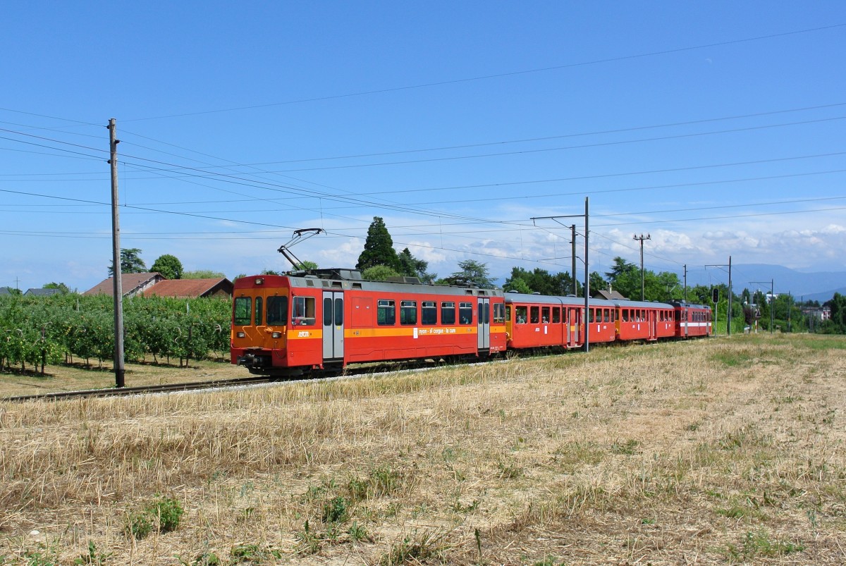 Die beiden alten Mitteleinstiegswagen (ex. BD, ex. BTI, Jg. 1949!) kommen nur noch usserst selten zum Einsatz, aktuell (Palo Festival) wahrscheinlich zum letzten mal berhaupt. Im Bild ist der  Train navette  Nyon - L'Asse, bestehend aus Be 4/4 204, B 341, B 342 und Be 4/4 205, zwischen les Plantaz und la Vuarpillire , 23.07.2015.

