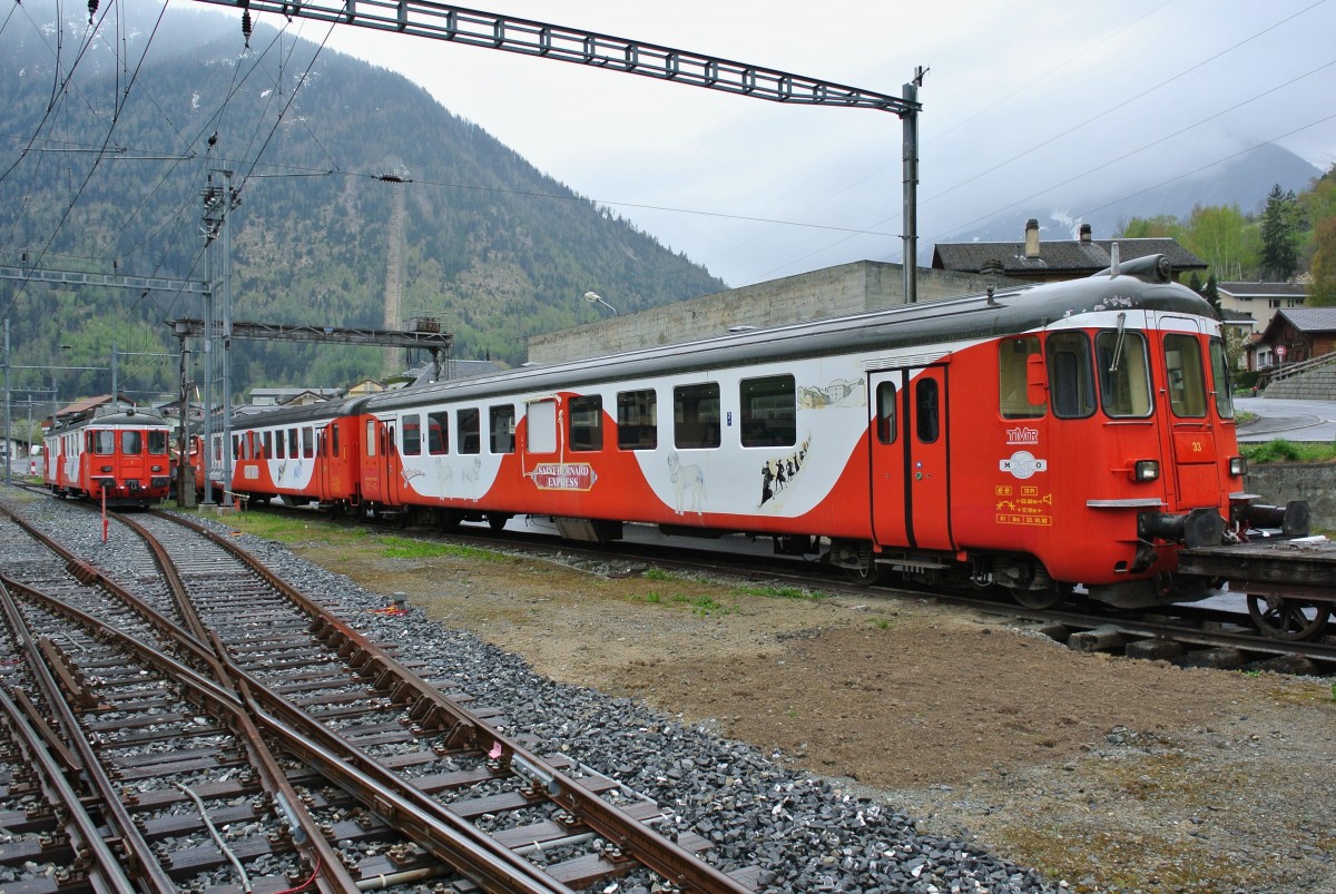 Die beiden Bt 50 37 20-03 033-0+031-4 stehen schon seit Jahren abgestellt in Orsières, 18.04.2014.