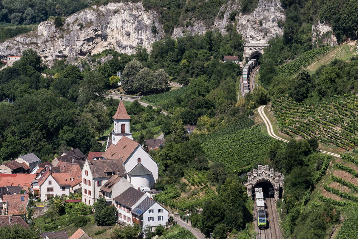 Die BLS Cargo Re 485 verlässt den Kirchberg - Tunnel, während sich das Zugende noch im Isteiner Klotz - Tunnel befindet. 01.07.2020 