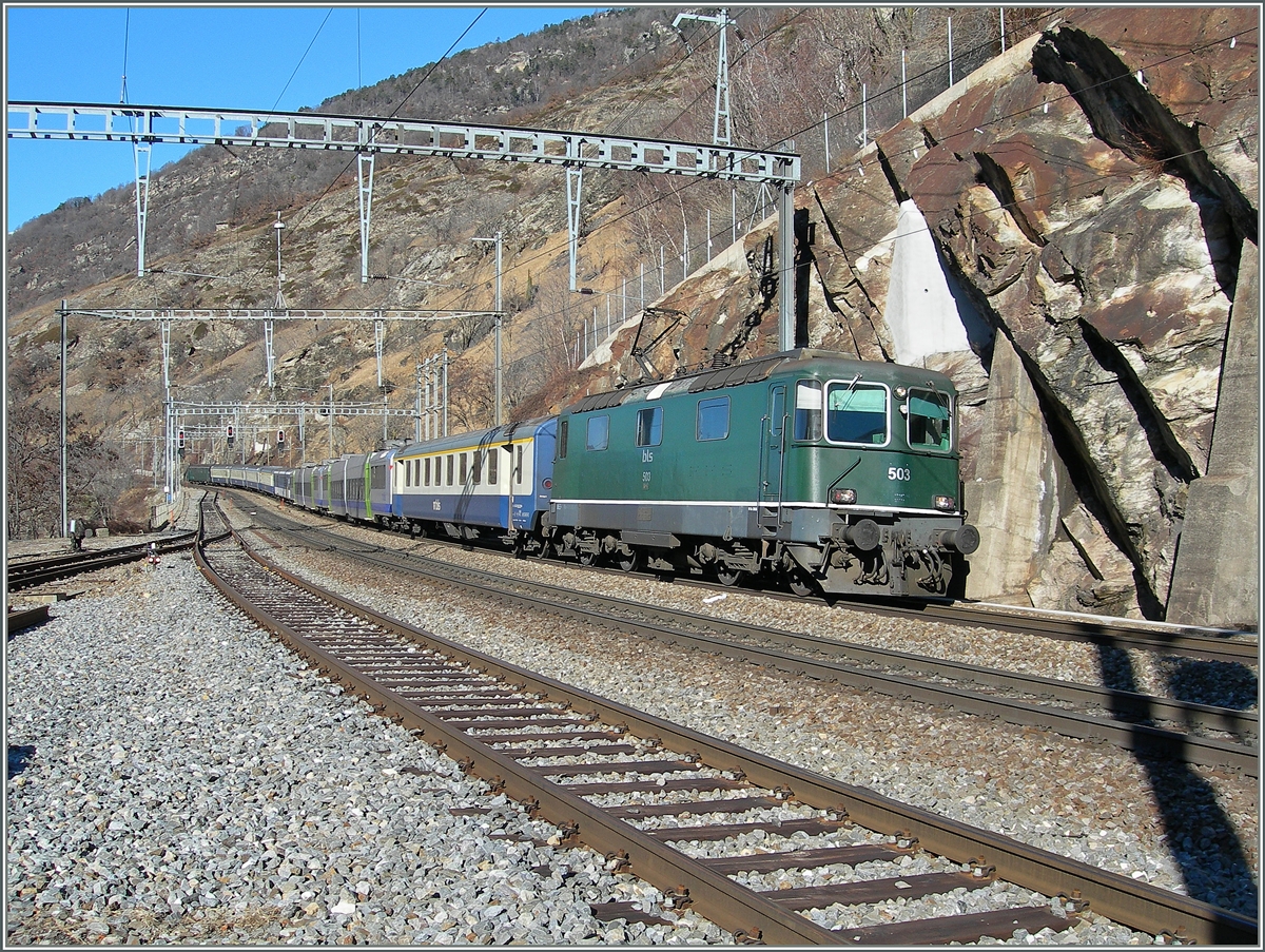 Die BLS Re 4/4 503 (ex  SBB RE 4/4 II 11119) kurz vor Ankunft in Lalden mit einem ebenso bunten, wie langen RE von Bern oder Spiez (?) nach Brig am 8. Feb. 2008.