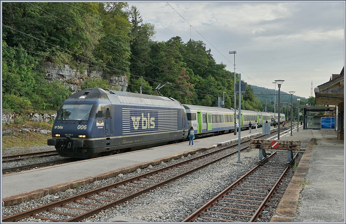 Die BLS Re 465 006 ist mit ihrem RE im Spitzkehrbahnhof von Chambrelien angekommen und wird diesen in wenigen Minuten, den Zug schiebend, verlassen. 

12. August 2020