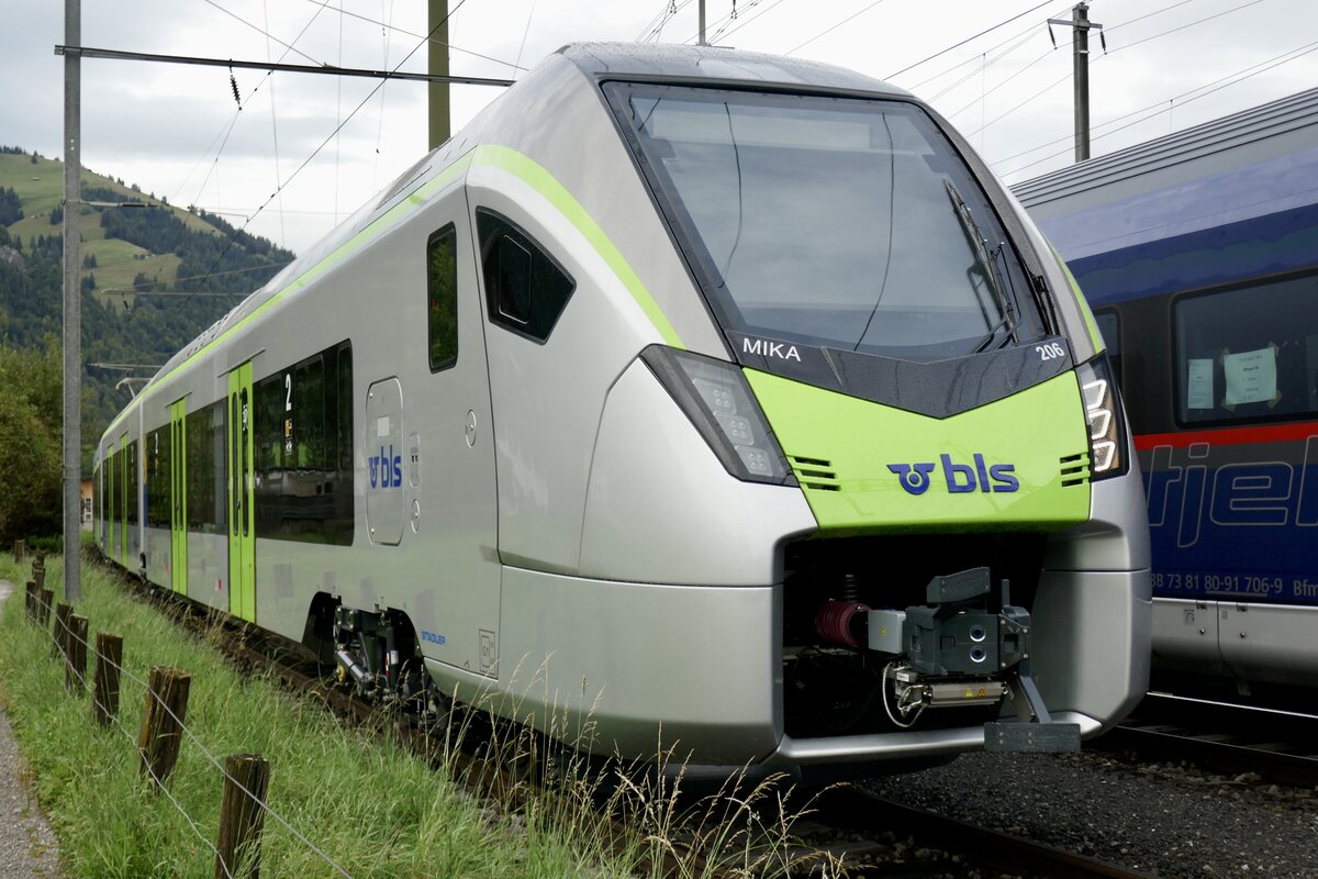 Die BLS S-Bahn MIKA RABe 528 206 (Übernahmedatum am 6.10.23) steht am 18.9.23 in Frutigen abgestellt.