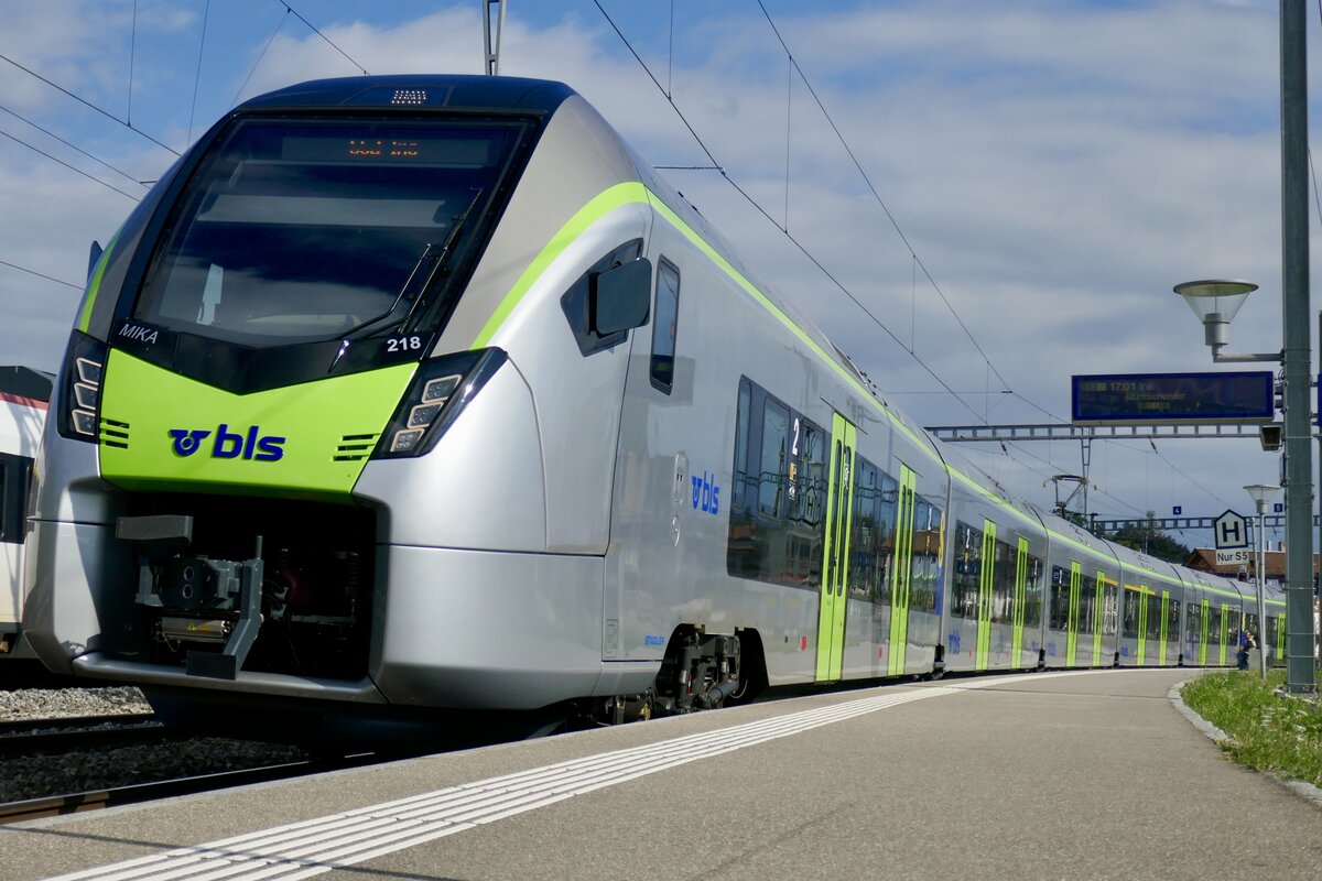 Die BLS S-Bahn MIKA RABe 528 218 die am 19.8.24 im Bahnhof Kerzers steht.