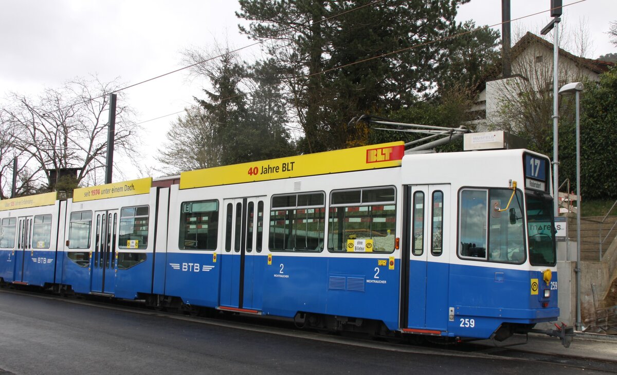 Die BLT hat einen Be 4/8 im Design der früheren Birsigtalbahn lackiert. Der Wagen 259 steht am 02.04.2023 anlässlich einer Sonderfahrt in Rodersdorf SO.