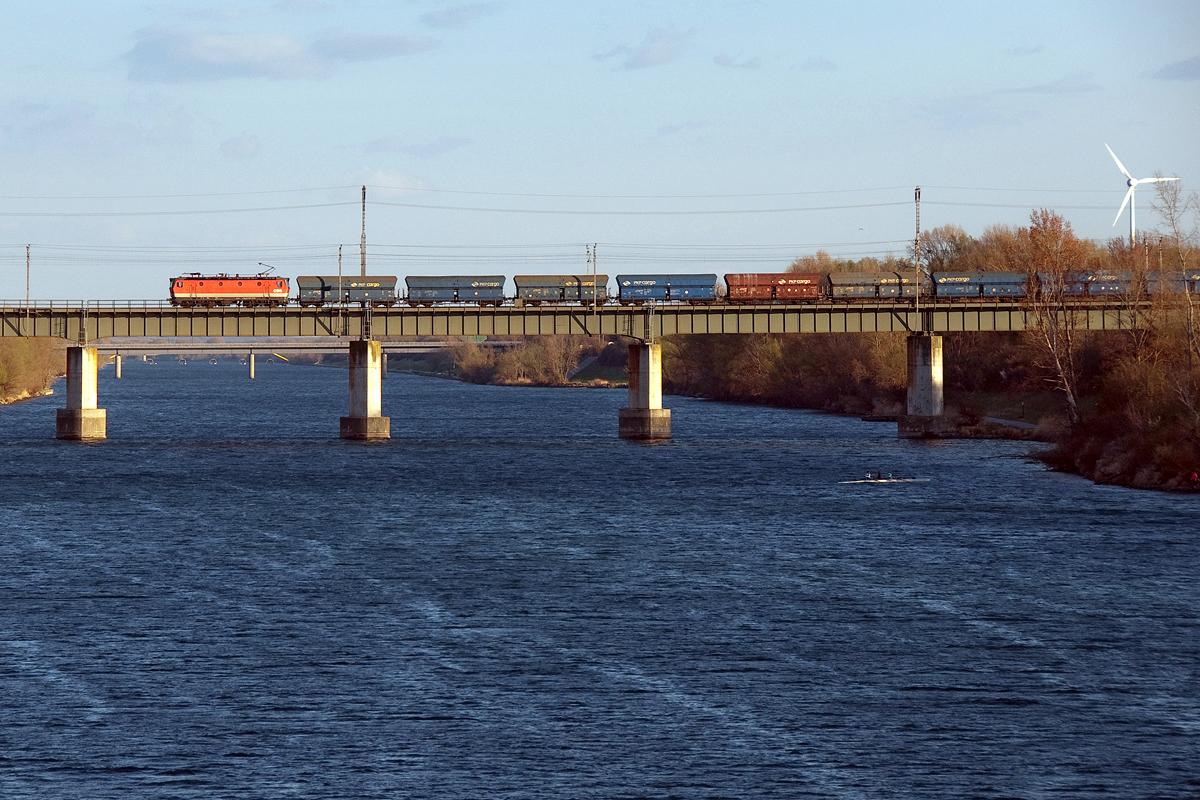 Die BR 1144 befördert einen Kohlenzug über die neue Donau in Wien in Richtung Norden. Das Foto entstand am 19.03.2014, einem sehr windigen Abend. 