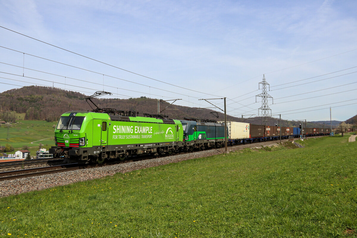 Die Br 193 283 und eine unbekannte Vectron von TXL fahren mit einem Güterzug durch Frick Richtung Deutschland