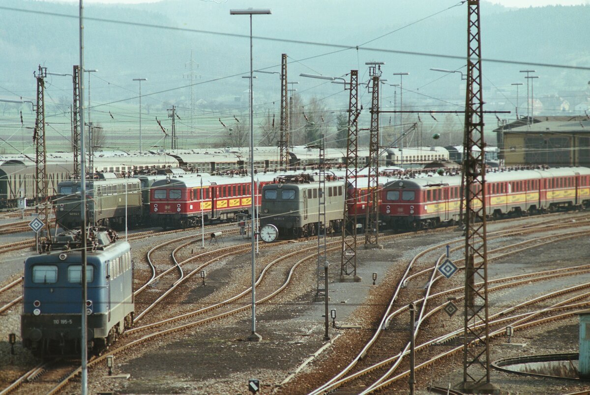 Die Brücke über das BW Tübingen (DB) bot eine Vielzahl von ETs, Elloks und Uerdinger Schienenbussen, hier vor allem ETs der DB-Baureihe 425.
Datum: 15.04.1984 