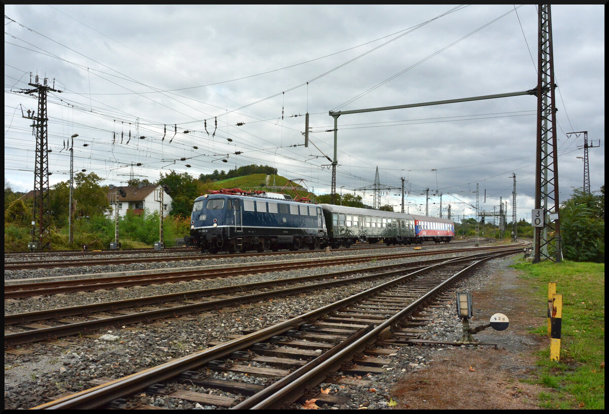 Die Bügelfalte 110 350-6 (TeutoLok) beförderte am 03.10.2024 zwei Reisezugwagen von Crailsheim nach Münster, am Mittag aufgenommen in Würzburg-Zell.

