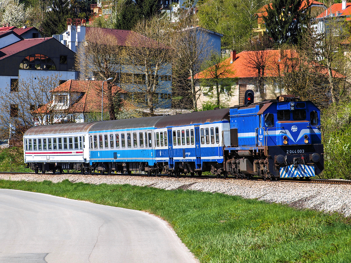 Die bunte drei-Wagen Garnitur des Regionalzuges 3006 von Zagreb nach Varazdin kurz nach Mittag des 10.04.2011. verlässt Zabok in Richtung Norden. Gezogen wird er von der 2044 003, damals noch im Vollbetrieb, eineinhalb Jahre später, im November 2012, schied sie wegen Fristablaufs aus dem Verkehr und wartet noch immer in den Werkshallen von TZV Gredelj in Zagreb auf ihr weiteres Schicksal. Entweder verbleibt sie bei der HZ oder wird, wie einige andere Lokomotiven ihre Baureihe, zum Verkauf angeboten.