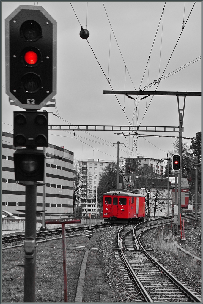 Die CJ Gem 4/4 401 verlässt La Chaux-de-Fonds Richtung Le Noirmont. 
17. Nov. 2014