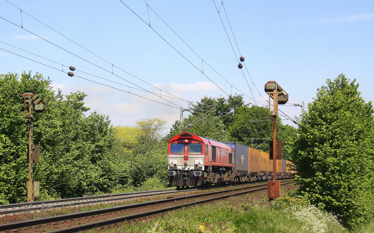 Die Class 66 DE6301  Debora  von Crossrail grüßt mit Hupe und kommt die Gemmenicher-Rampe hochgefahren mit einem P&O Containerzug aus Gallarate(I) nach Zeebrugge(B) aus Richtung Aachen-West und fährt in Richtung Montzen(B). Aufgenommen an der Montzenroute am Gemmenicher-Weg bei schönem Sommerwetter am Nachmittag vom 18.5.2014.