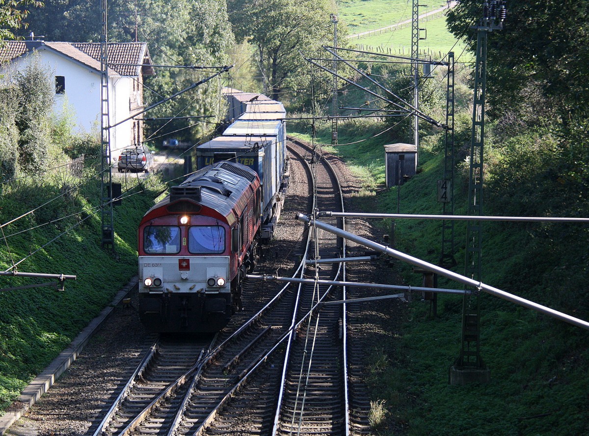 Die Class 66 DE6311  Hanna  von Crossrail kommt die Gemmenicher-Rampe hochgefahren aus Aachen-West mit einem langen LKW-Walter-Zug aus Novara(I) nach Genk-Goederen(B) und fährt gleich in den Gemmenicher-Tunnel hinein und fährt in Richtung Montzen/Vise(B). 
Aufgenommen in Reinartzkehl an der Montzenroute bei schönem Herbstwetter am Vormittag vom 4.10.2014. 