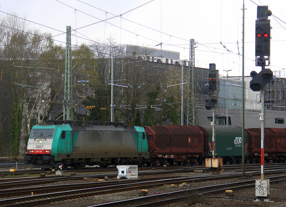 Die Cobra 2807 kommt aus Richtung Montzen/Belgien mit einem Coilzug aus Kinkempois(B) nach Pirna(D) und fährt durch Aachen-West in Richtung Laurensberg,Richterich,Kohlscheid,Herzogenrath,Hofstadt,Finkenrath,Rimburg,Übach-Palenberg,Zweibrüggen,Frelenberg,Geilenkirchen,Süggerrath,Lindern,Brachelen,Hückelhoven-Baal,Baal,Erkelenz,Herrath,Beckrath,Wickrath,Rheydt,Mönchengladbach. Aufgenommen vom Bahnsteig in Aachen-West. 
Bei Sonne und Regenwolken am Nachmittag vom 7.4.2016.