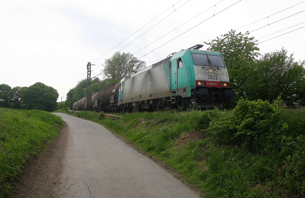 Die Cobra 2822  kommt die Gemmenicher-Rampe herunter nach Aachen-West mit vier Kesselwargen aus Antwerpen-BASF nach Ludwigshafen-BASF(D).
Aufgenommen an der Montzenroute am Gemmenicher-Weg. 
Bei Sommerwetter und Wolken am Nachmittag vom 11.5.2015.