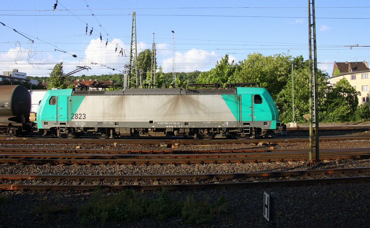 Die Cobra 2823  fährt mit einem langen gemischten Güterzug aus Antwerpen-Noord(B) nach Köln-Gremberg bei der Ausfahrt aus Aachen-West und fährt in Richtung Aachen-Schanz,Aachen-Hbf,Köln.
Aufgenommen vom Bahnsteig in Aachen-West bei Sonne und Regenwolken am Abend vom 9.5.2014. 