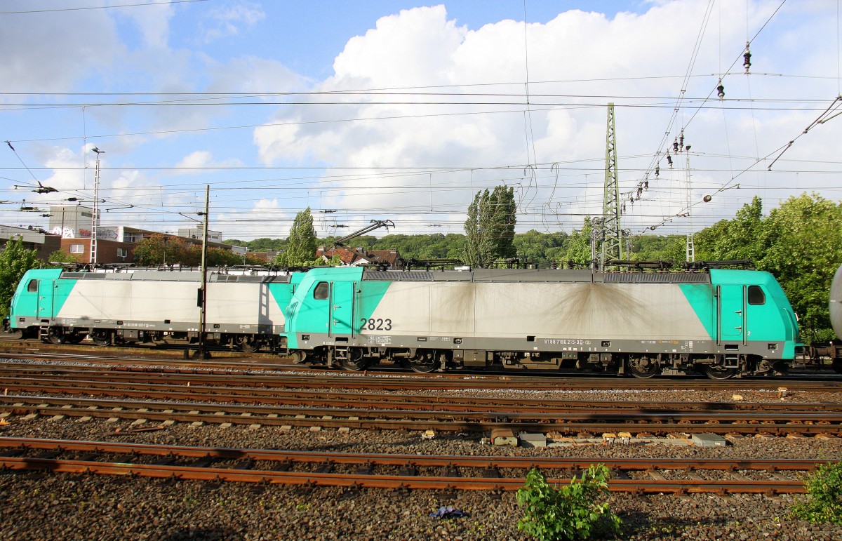 Die Cobra 2823 kommt aus Richtung Montzen/Belgien mit einem langen gemischten Güterzug aus Antwerpen-Noord(B) nach Köln-Gremberg und fährt in Aachen-West ein. Aufgenommen vom Bahnsteig in Aachen-West bei Sonne und Regenwolken am 9.5.2014.