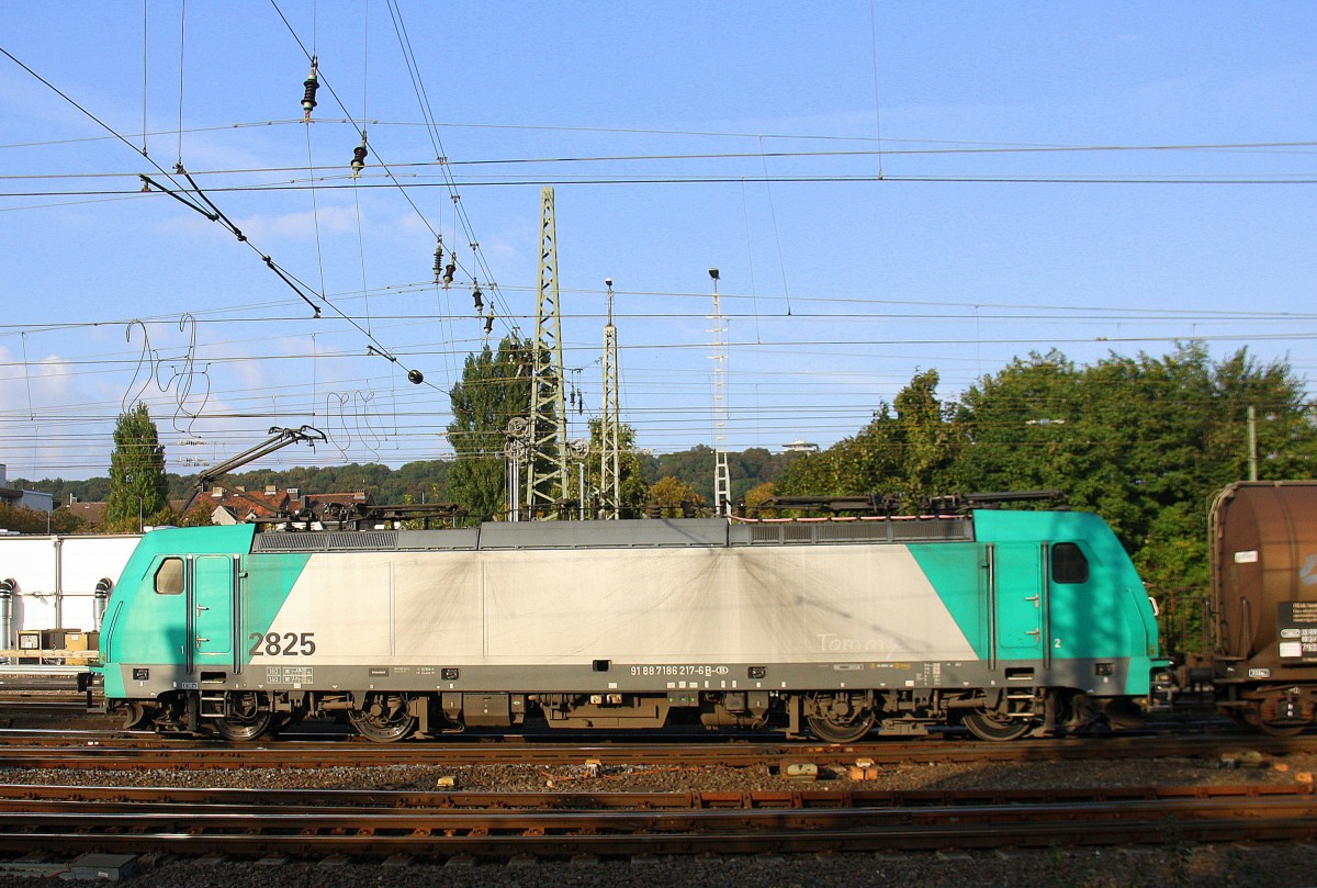 Die Cobra 2825 kommt aus Richtung Montzen/Belgein  mit einem kurzen gemischten Güterzug aus Antwerpen-Noord(B) nach Köln-Gremberg und fährt in Aachen-West ein.
 Aufgenommen vom Bahnsteig in Aachen-West bei schönem Sonnenschein am 22.9.2014.