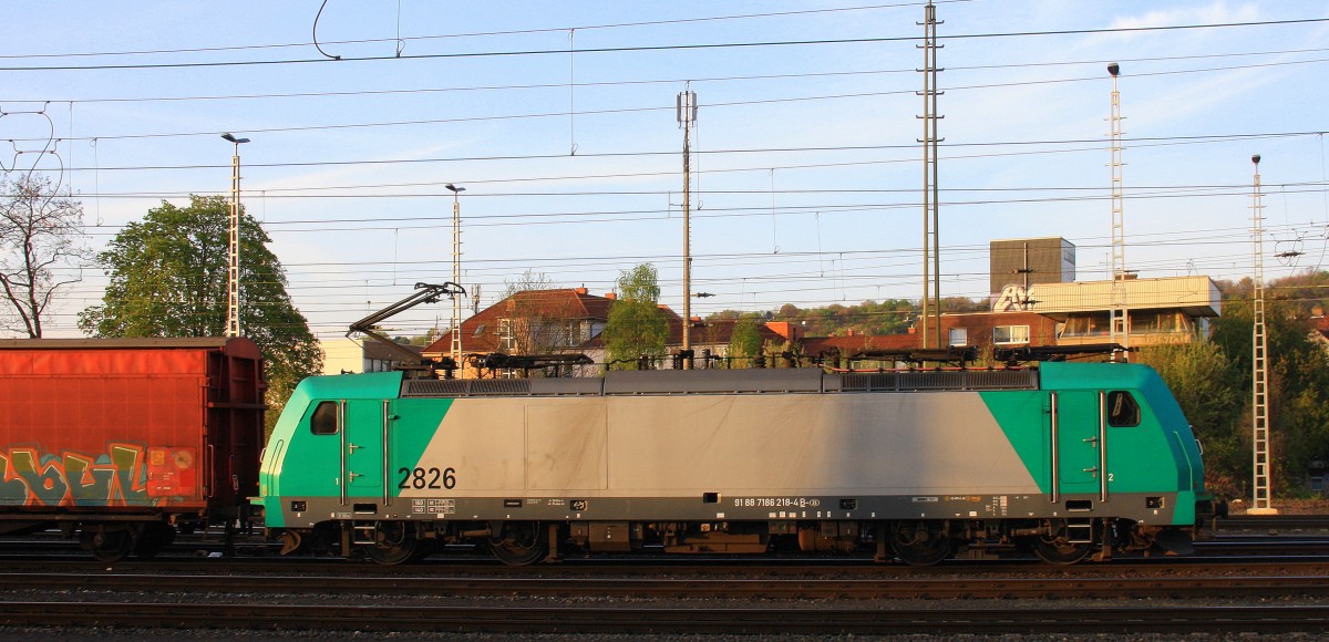 Die Cobra 2826 steht in Aachen-West mit einm langen Auto-Logistik aus Heilbronn(D) nach Ruisbroek(B) und wartet auf die Abfahrt nach Montzen/Belgien.
Aufgenommen vom Bahnsteig in Aachen-West bei schönem Frühlingswetter am 9.4.2014. 