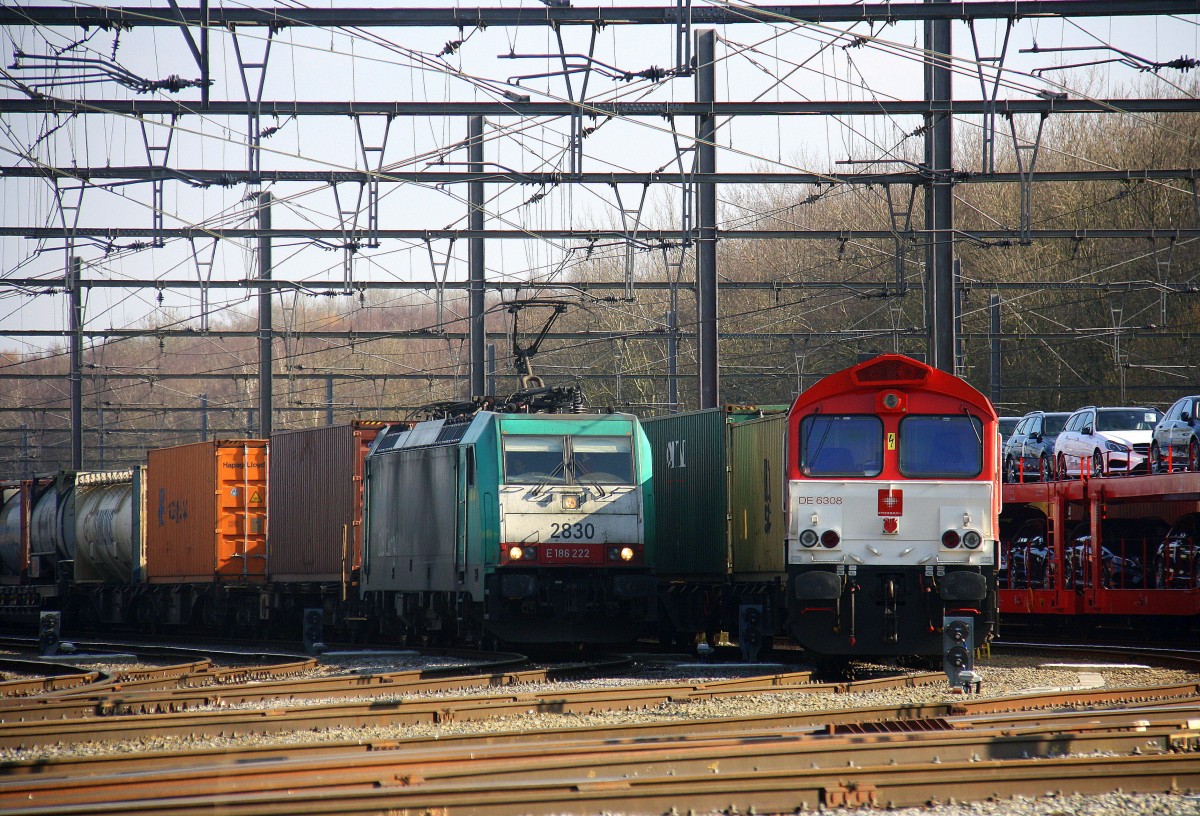 Die Cobra 2830 steht in Montzen-Gare(B) mit einem Containerzug aus Gallarate(I) nach Antwerpen-Oorderen(B).
Aufgenommen in Montzen-Gare(B). Bei schönem Sonnenschein am Nachmittag vom 13.3.2016. 