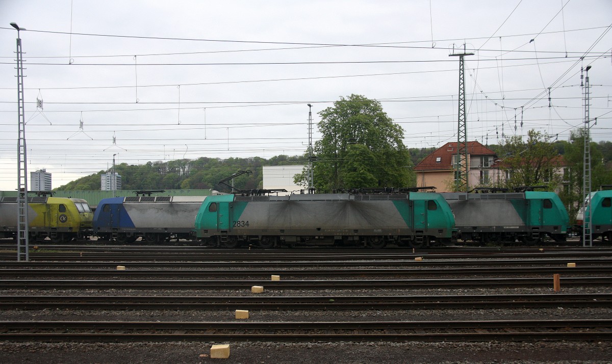 Die Cobra 2834 kommt als Lokzug aus Belgien und fährt in Aachen-West ein. Aufgenommen vom Bahnsteig in Aachen-West.
Bei Sonne und  Regenwolken am Nachmittag vom 27.4.2015.