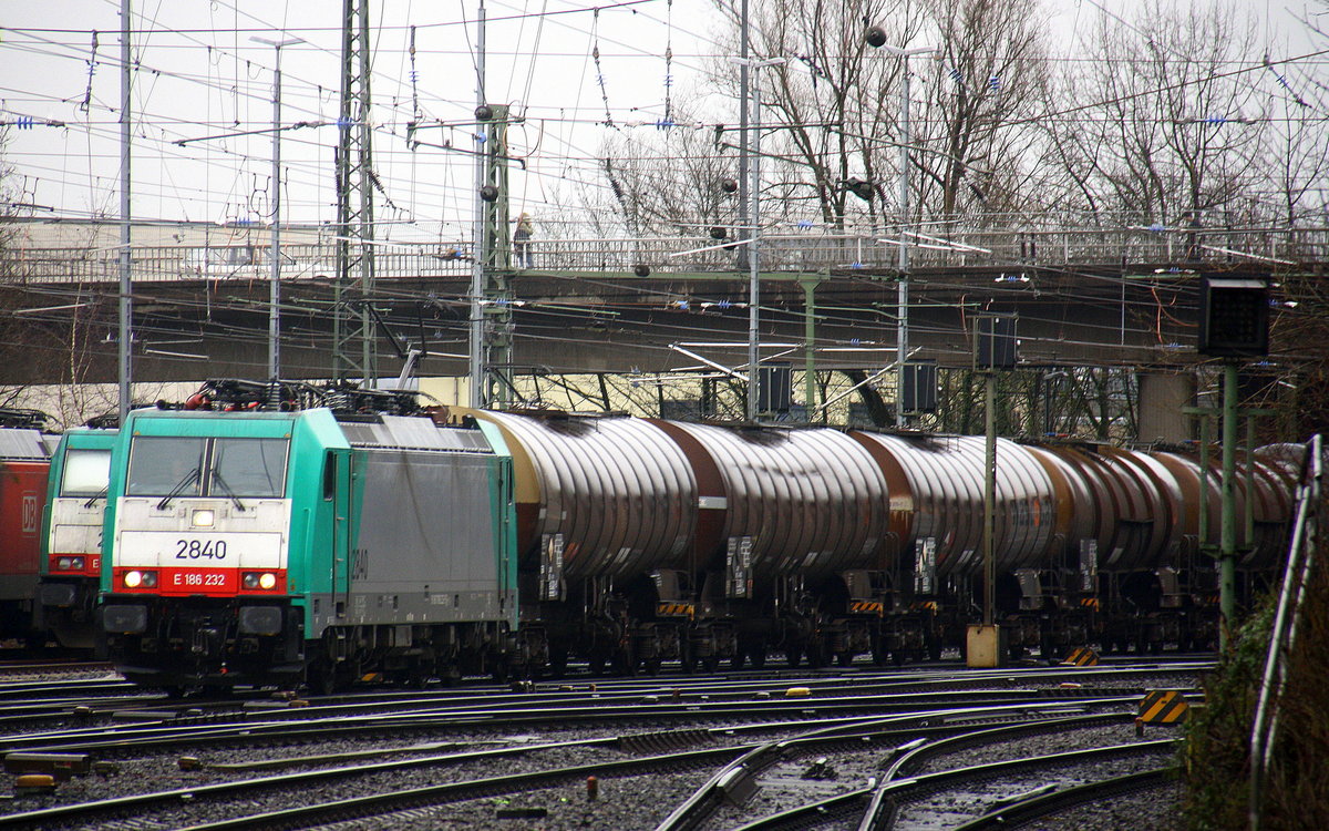 Die Cobra 2840  kommt aus Richtung Montzen/Belgien mit einem gemischhten Güterzug aus Antwerpen-Noord(B) nach Köln-Gremberg(D) und fährt in Aachen-West ein. Aufgenommen vom Bahnsteig in Aachen-West. 
Bei Regenwetter am Nasskalten Nachmittag vom 31.3.2016