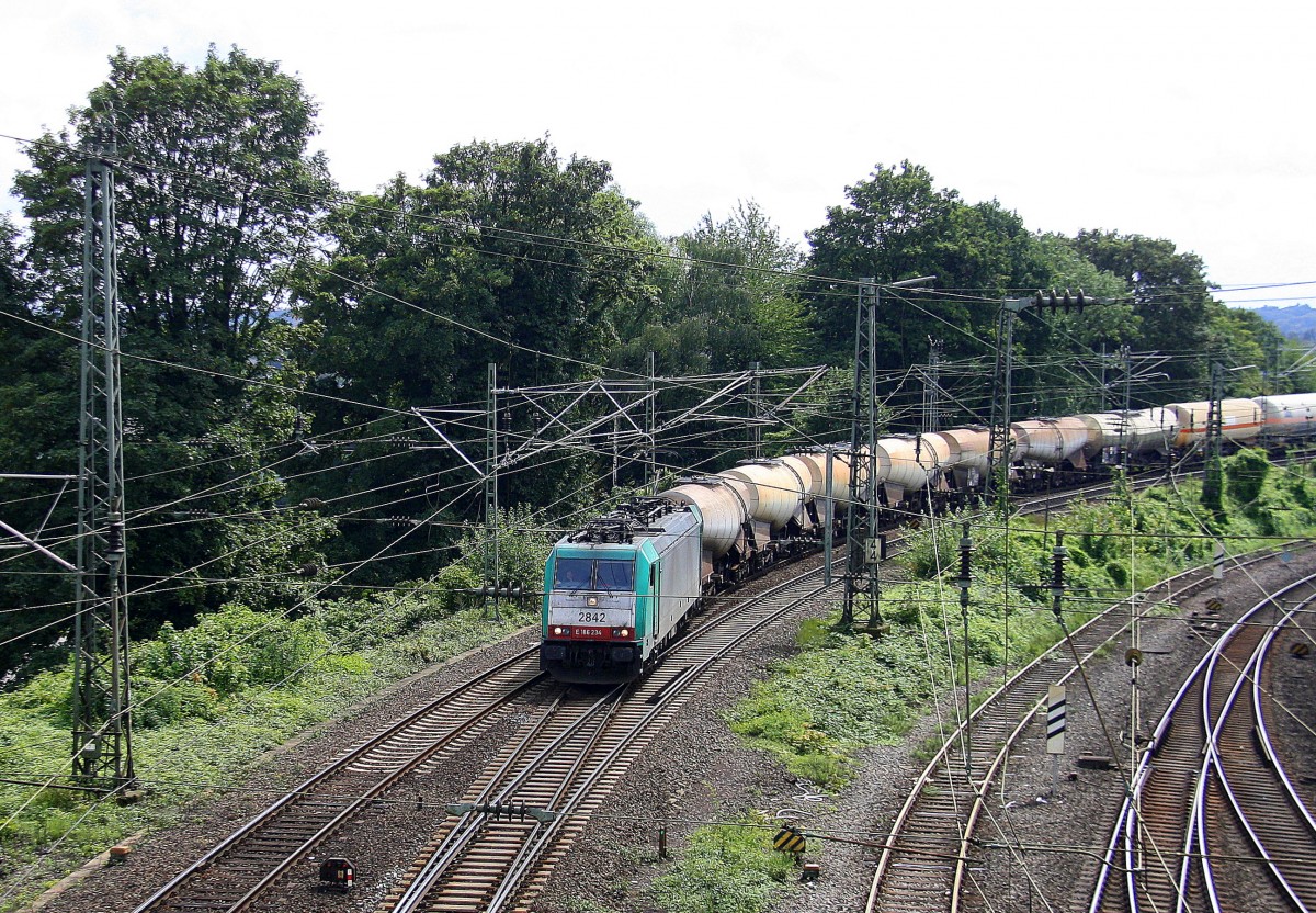 Die Cobra 2842 kommt die Montzenroute herunter mit einem langen Kesselzug aus Antwerpen(B)  und fährt in Aachen-West ein. Aufgenomen von der Brücke der Turmstraße in Aachen bei Sonne und Wolken am 16.8.2014.