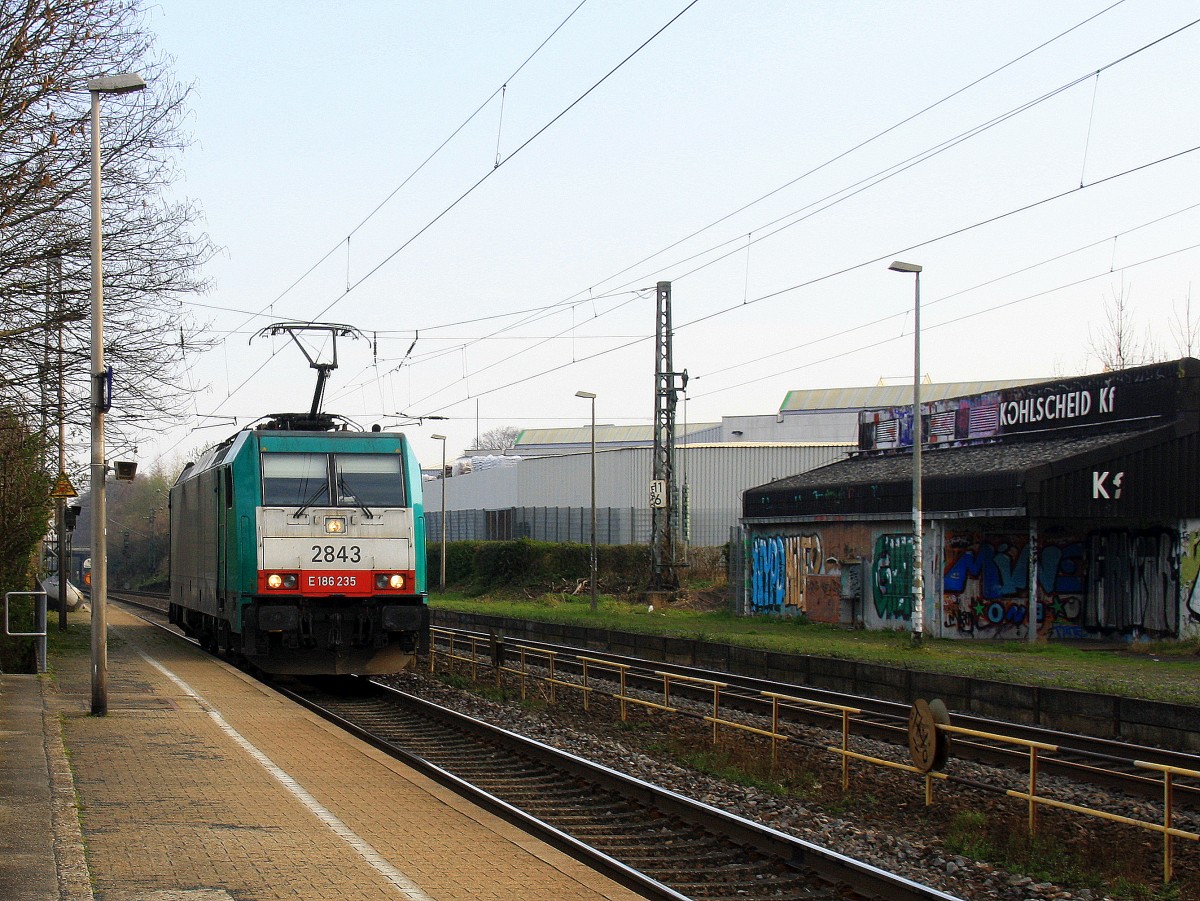 Die Cobra 2843 kommt als Lokzug die Kohlscheider-Rampe hoch aus Richtung Neuss und fährt in Richtung Aachen-West und fährt durch Kohlscheid bei Sonne und Wolken am Morgen des 27.3.2014.