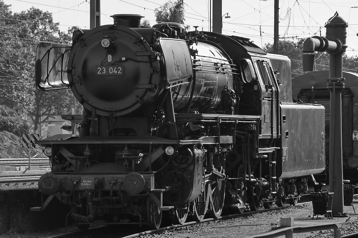 Die Dampflokomotive 23 042 wurde 1954 bei Henschel gebaut und war Mitte September 2019 im Eisenbahnmuseum Darmstadt-Kranichstein zu sehen.