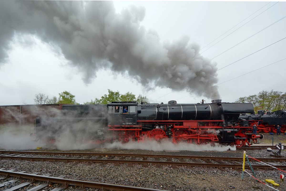 Die Dampflokomotive 23 071 an einem verregneten 1. Mai 2017 im Eisenbahnmuseum Bochum.