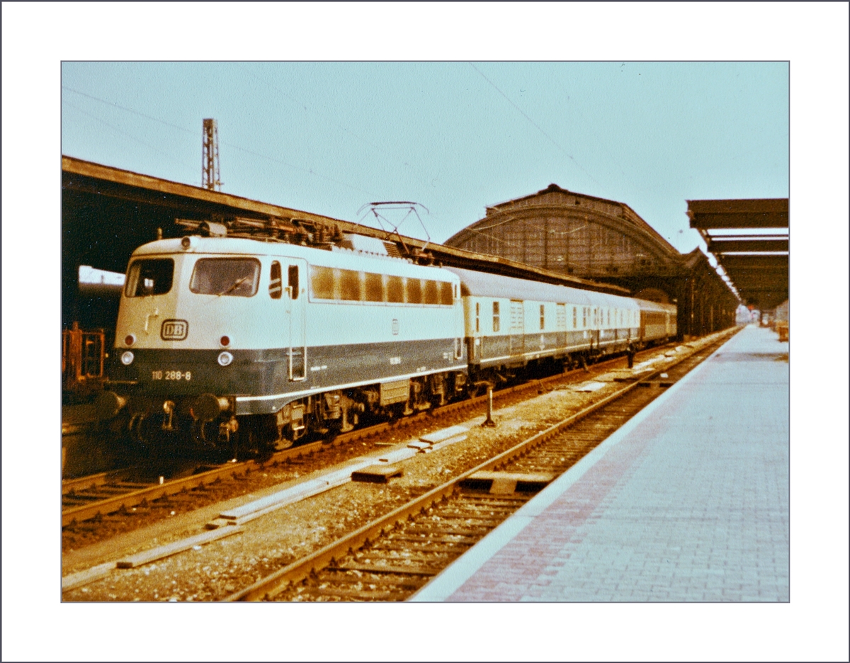 Die DB 110 288-8 mit ihrem Schnellzug nach Dortmund ist nur vordergründig das Motiv dieses Bildes. Der Grund, weshalb ich dieses qualitativ etwas schlechte Bild zeige ist vielmehr die Bahnhofshalle von Basel Bad Bf., bzw. was zu Zeitpunkt der Aufnahme davon noch übrig war.

Analogbild vom 3. April 1982