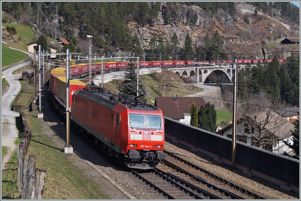 Die DB 185 126-0 schiebt den langen  Winner- Zug  auf der Gotthard-Nord-Rampe nach.
Bei Wassen, den 21. März 2014