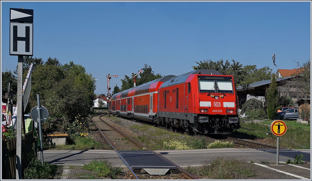 Die DB 245 035 schiebt ihren RE 27668 , unterwegs von Lindau HbF nach Laupheim West in Nonnenhorn Richtung Friedrichshafen Stadt.

25. Sept. 2018