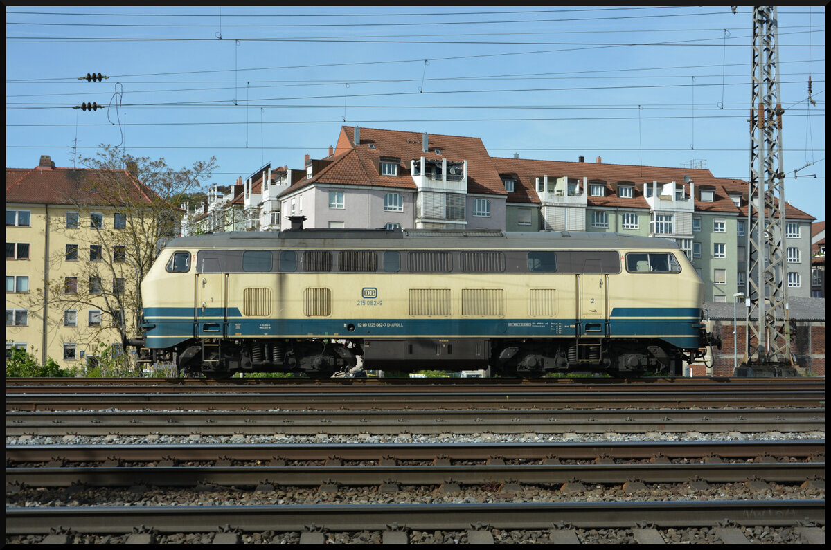 Die Diesellok 215 082-9 der Aggerbahn Eisenbahnverkehrsgesellschaft mbH (MaK - Maschinenbau Kiel GmbH, Baujahr: 1971, Fabriknummer: 2000087, NVR: 90 82 1225 082-7 D-AVOLL) erlitt am 28.04.2024 beim Rangieren in Würzburg Hbf einen Getriebeschaden und musste abgestellt werden. Am Tag danach harte sie auf Gleis 469 in der Nähe der Signalbrücke Ost aus und wartet dort auf ihr weiteres Schicksal. 