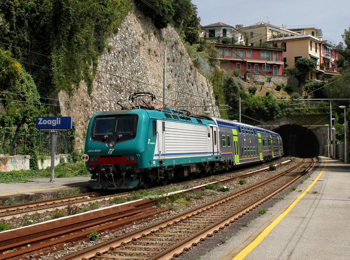 Die E 464 625 mit einem Regionalzug am 26.05.2016 bei der Ausfahrt aus Zoagli.