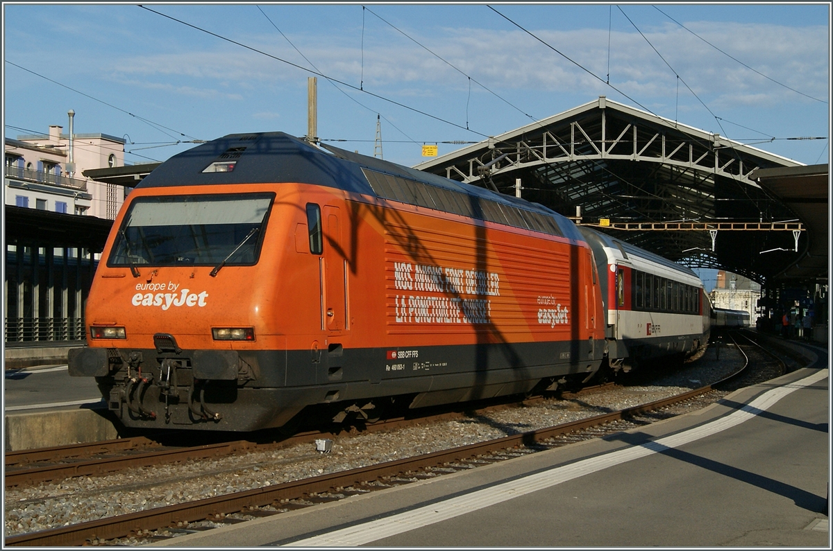 Die easyjet Re 460 036-7 wartet mit dem 1709 in Lausanne auf die Abfahrt Richtung Brig. 
22. Juli 2015